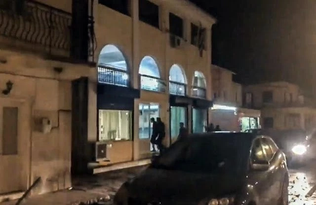 Νέα επίθεση με μολότοφ και εκρηκτικά στο Α.Τ. Λευκίμμης! – Σε απόγνωση οι αστυνομικοί